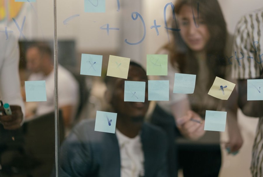 Foto de un equipo planificando con notas adhesivas: sesión Last Planner